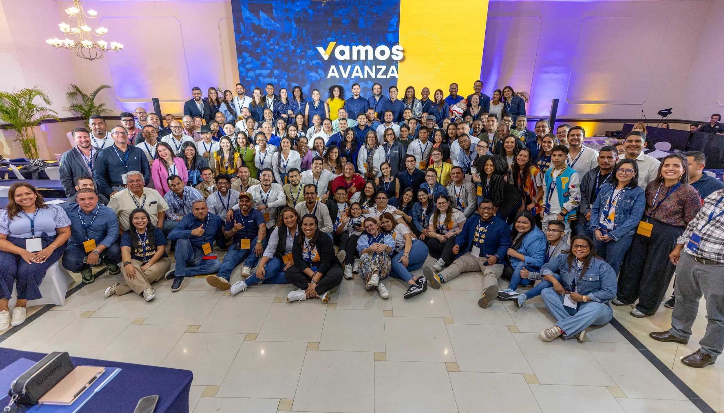 Encuentro "Vamos Avanza" con personas sosteniendo una pancarta de VAMOS